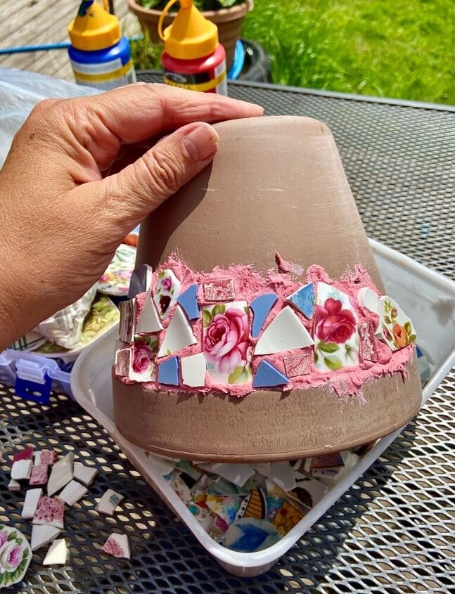 como criar um lindo vaso de flores com loua velha quebrada, Adicione pe as de porcelana