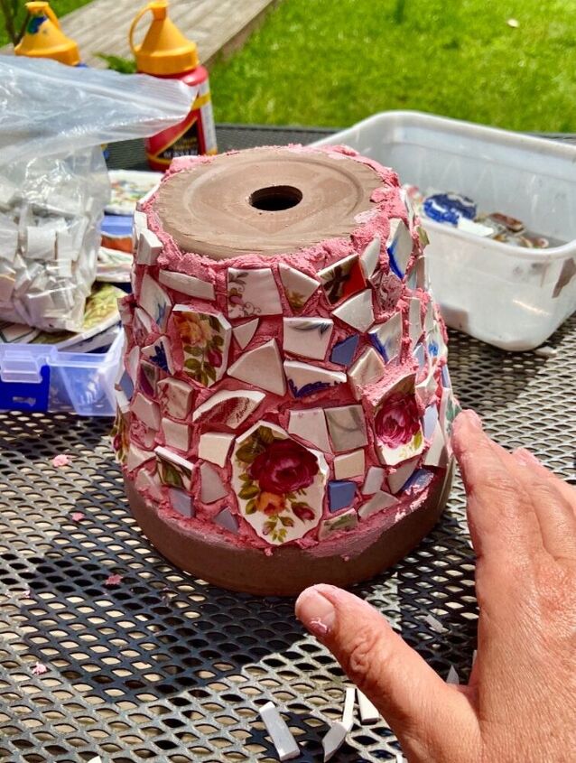 como criar um lindo vaso de flores com loua velha quebrada, Adicione porcelana floral