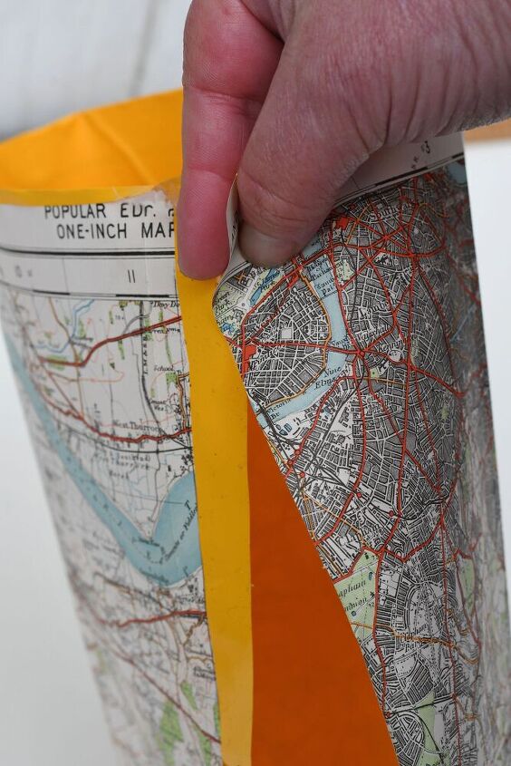 divertidas cubiertas para macetas hechas con viejos mapas de carreteras