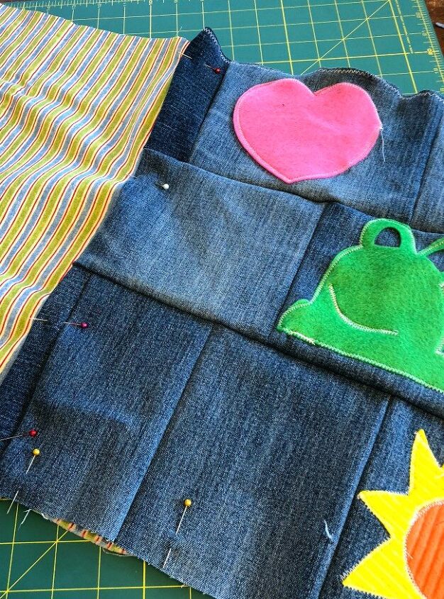 jeans reciclados nos bolsos das cadeiras