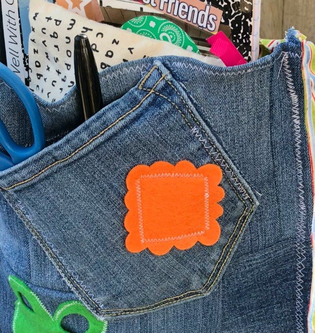 jeans reciclados nos bolsos das cadeiras
