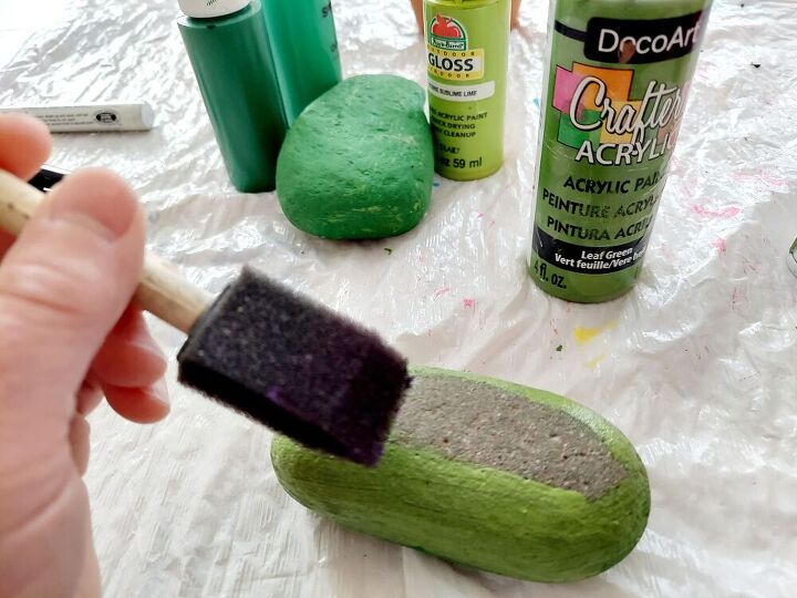 rocas pintadas para cactus diy, Pinta las rocas de verde