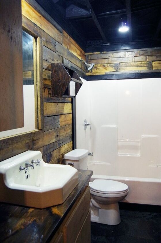 paredes de palete lixadas e seladas no banheiro do poro