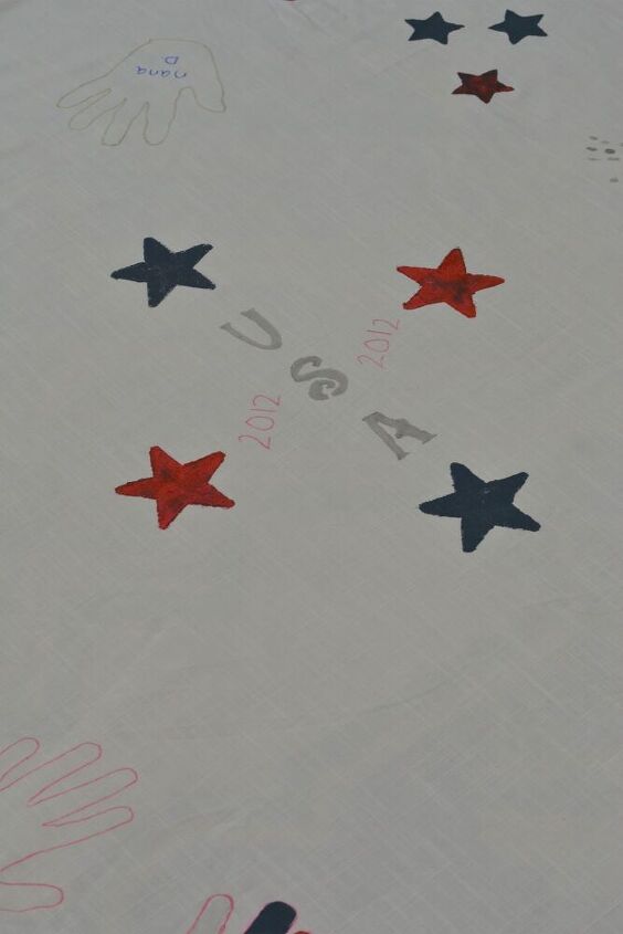 criando tradies com uma toalha de mesa patritica diy, Toalha de mesa pintada com marcas de m os e estrelas