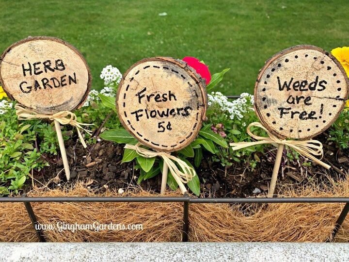 10 veces que la gente utiliza trastos viejos para embellecer sus jardines, C mo hacer bonitos carteles para el jard n o etiquetas para las plantas con un mont n de madera vieja