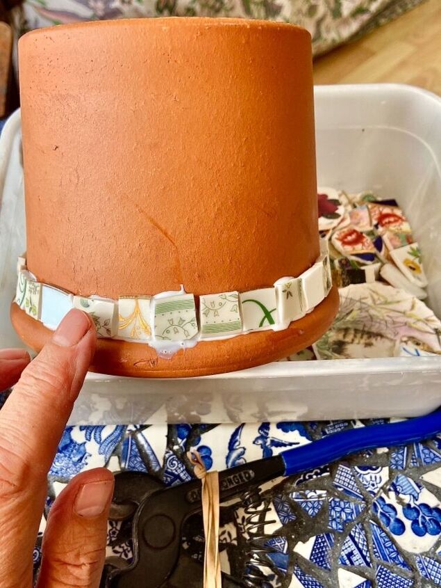 como fazer um mosaico de um vaso de flores com pratos de porcelana antigos, Cole as telhas no pote