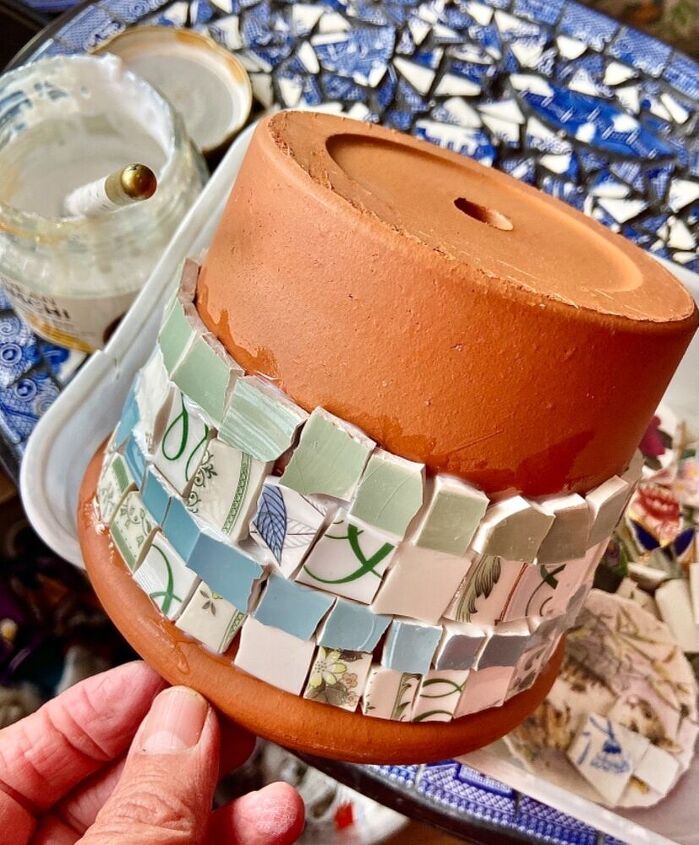 como fazer um mosaico de um vaso de flores com pratos de porcelana antigos, Cole as telhas no pote