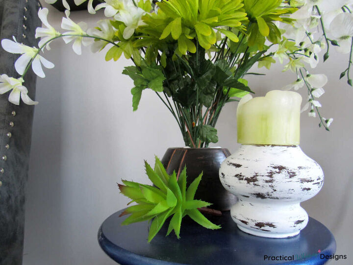 candelabro de granja de bricolaje, Candelabro r stico sobre mesa azul con flores