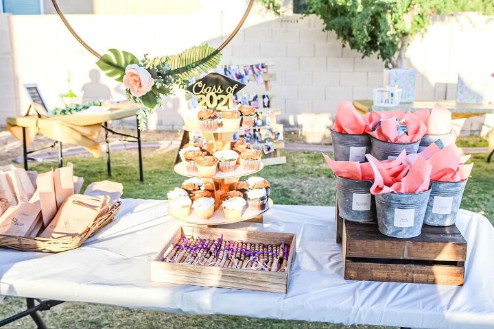 how to host the best graduation party, The dessert table