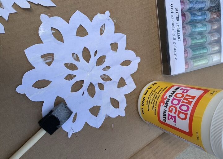 como fazer flocos de neve de papel com glitter