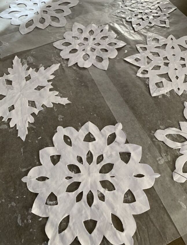 como fazer flocos de neve de papel com glitter