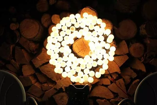 15 formas creativas de iluminar el jardn este verano, A ade una corona de luces a tu patio