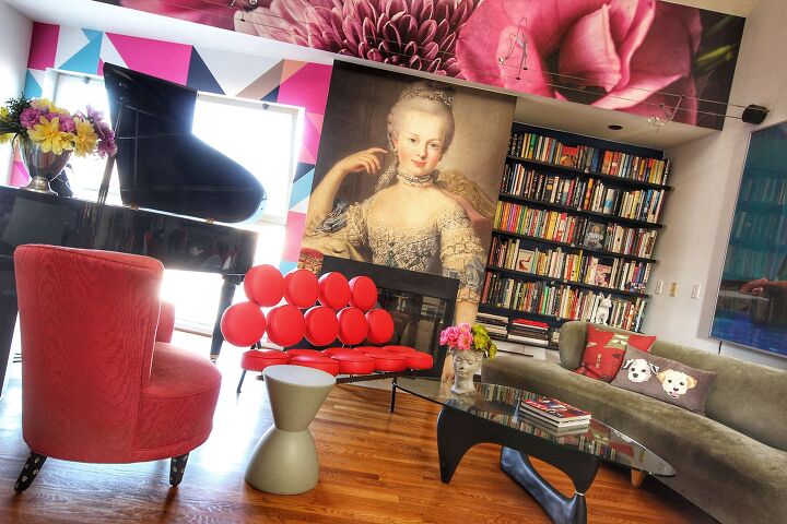 mejore instantneamente su espacio vital con estas 20 increbles ideas, Cambio de imagen de la sala de estar con murales de papel pintado para pelar y pegar