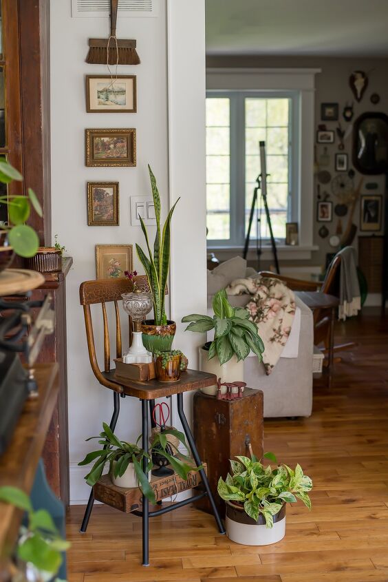 mejore instantneamente su espacio vital con estas 20 increbles ideas, DIY Plant Stands From Vintage Stools Thrifty Style Team