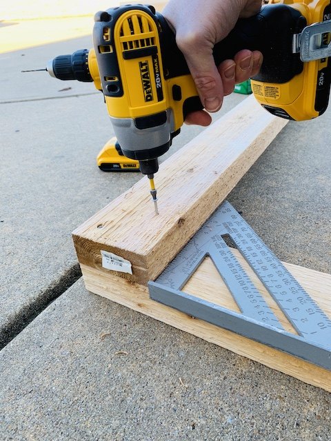 diy raised garden box, Drilling the front board to the leg