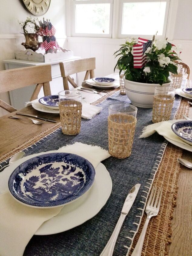 12 ideas de decoracin patritica para los amantes de la casa de campo y de lo vintage, Mesa roja blanca y azul con un sencillo centro de mesa