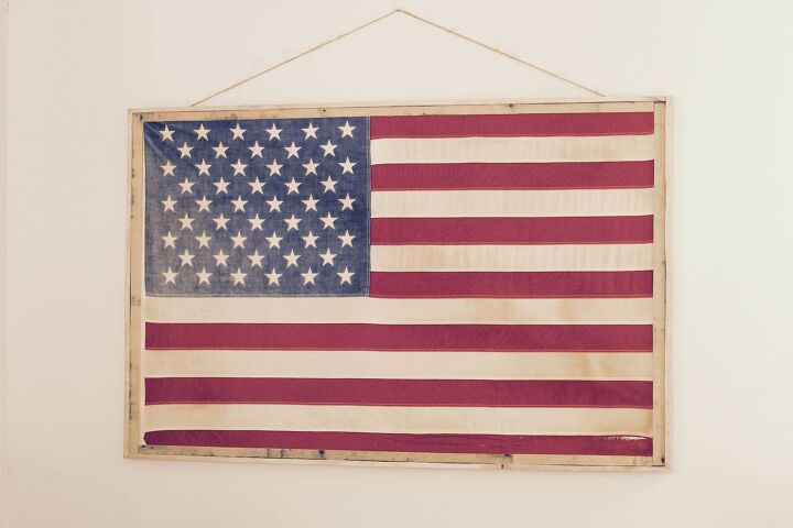 12 idias de decorao patriticas para amantes de fazenda e vintage, Moldura de madeira com bandeira americana fa a voc mesmo