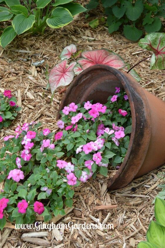 18 ideas fciles de jardinera que te encantarn, A ade un toque de creatividad a tu jard n con una maceta volcada