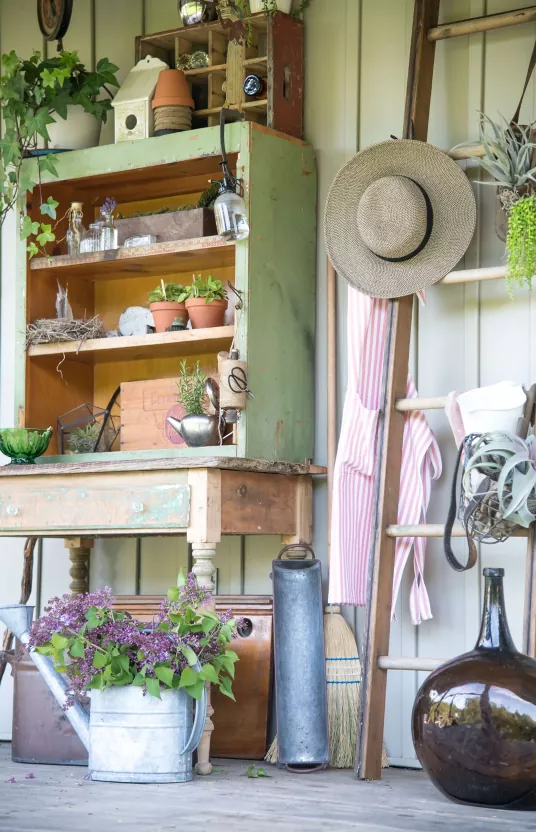 10 razones por las que deberas sacar los muebles viejos al exterior esta temporada, Banco de macetas vintage DIY Outdoor Extravaganza
