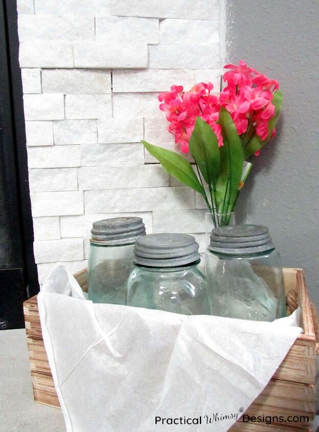 5 ideas fciles de decoracin con tarros de masn, Tarros de conserva en una caja con flores rosas