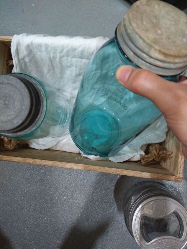 5 ideas fciles de decoracin con tarros de masn, Tarros de conserva azules colocados a mano en una caja de madera