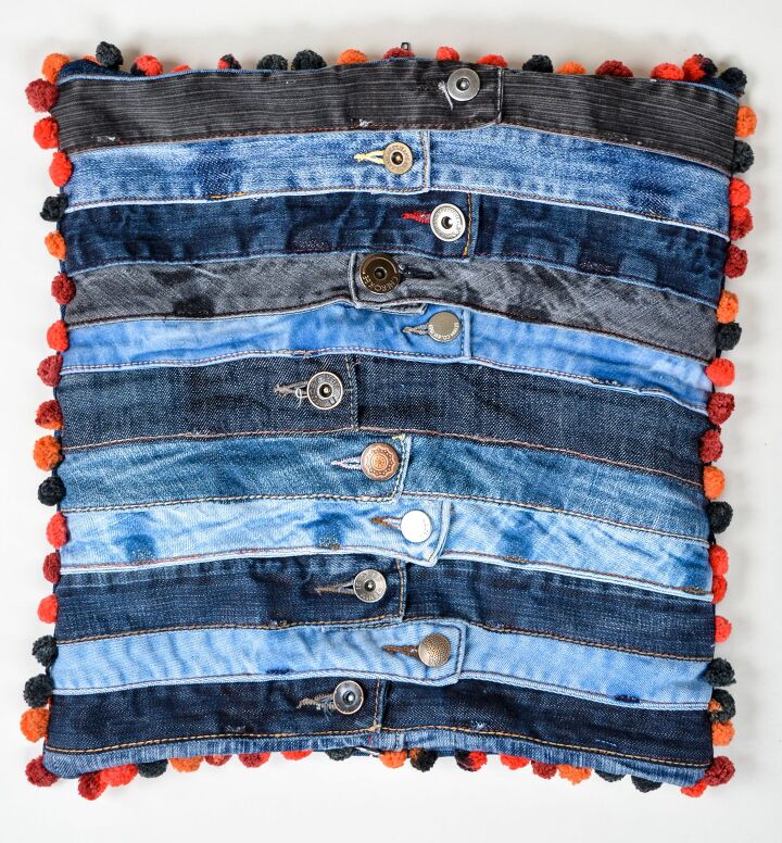 20 maneiras de usar jeans velhos para decorar, Usando todos os peda os de jeans velhos Capa de Almofada de Cintura