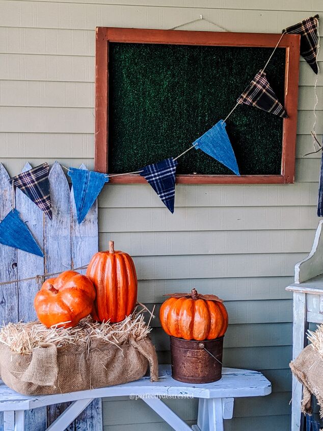 20 maneiras de usar jeans velhos para decorar, Banner de flanela reciclado de outono