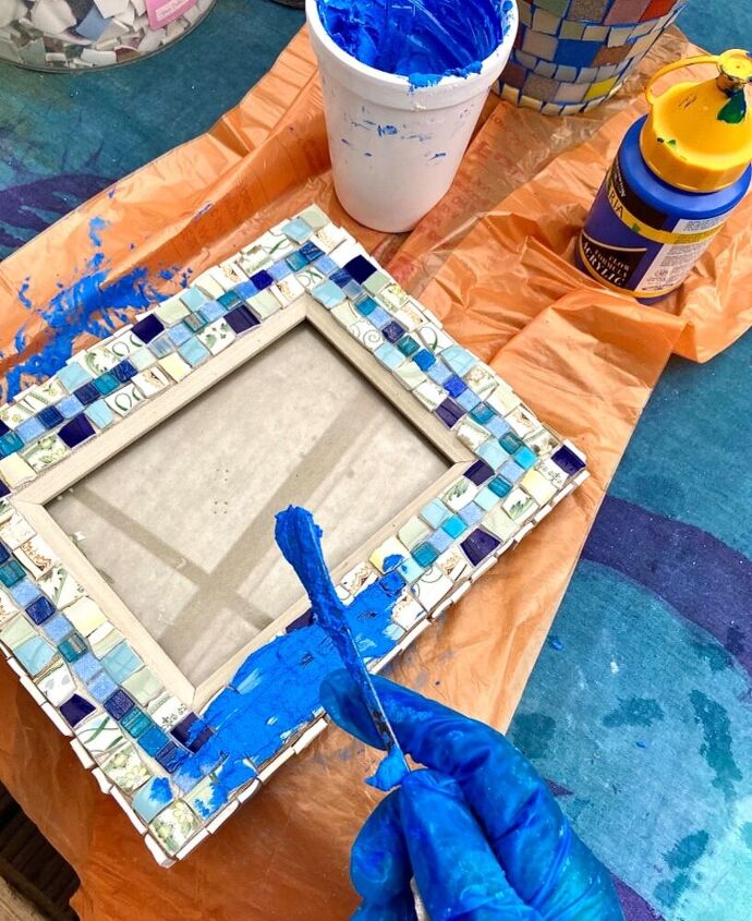 how to transform a plain photo frame with mosaic, Grouting