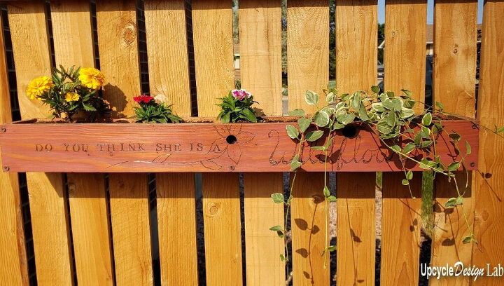caixa de flores de madeira recuperada simples com um toque