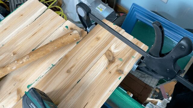substitua a parte de trs de qualquer estante por um forro de madeira
