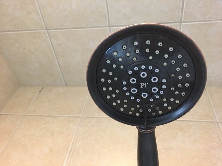 13 consejos esenciales para la limpieza del bao que cambiarn tu vida, Limpiar la alcachofa de la ducha obstruida