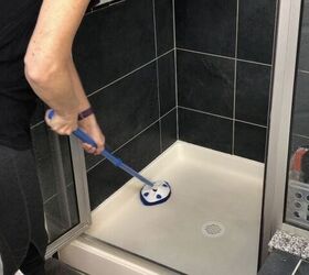 13 consejos esenciales para la limpieza del bao que cambiarn tu vida, Limpiar la ducha con un estropajo extensible