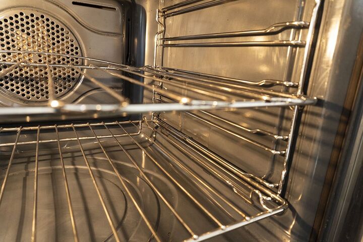 9 dicas de limpeza de cozinha que mal podemos esperar para adicionar nossa rotina, Como limpar um forno