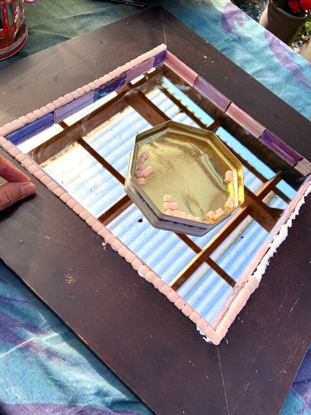como transformar uma moldura de espelho antiga em um item mgico, azulejos cor de rosa