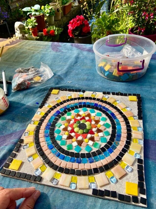 como criar uma mandala de mosaico para o seu jardim, Crie a fronteira