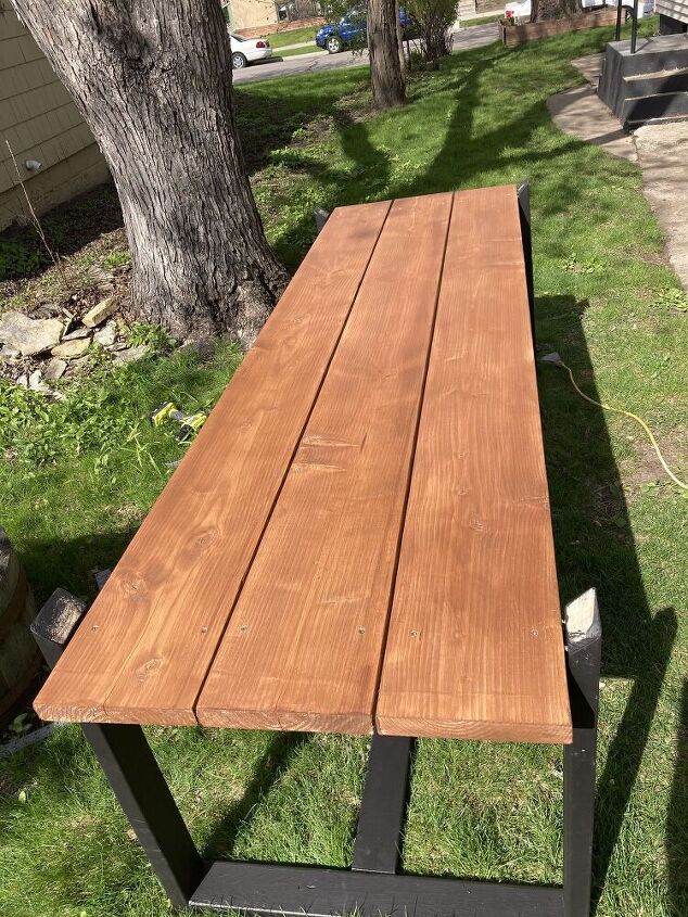 mesa de jantar ao ar livre com tachas de madeira