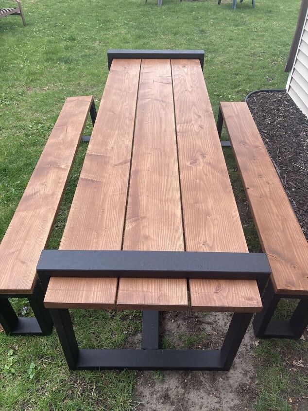 mesa de comedor al aire libre con madera de entramado