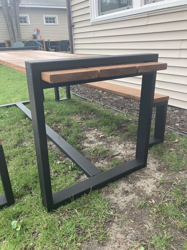 mesa de jantar ao ar livre com tachas de madeira
