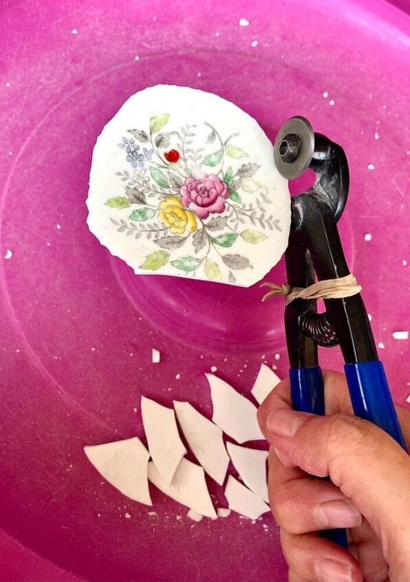 how to create a pretty mosaic using broken mirror and old crockery, Nibble china edge