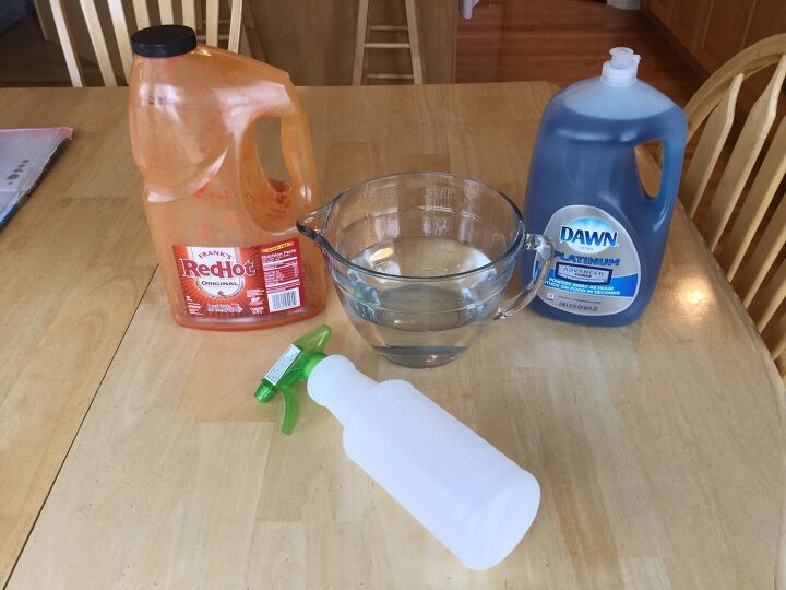 15 formas inesperadas de usar el jabn de cocina en tu casa, Guarda tus sprays para el jard n