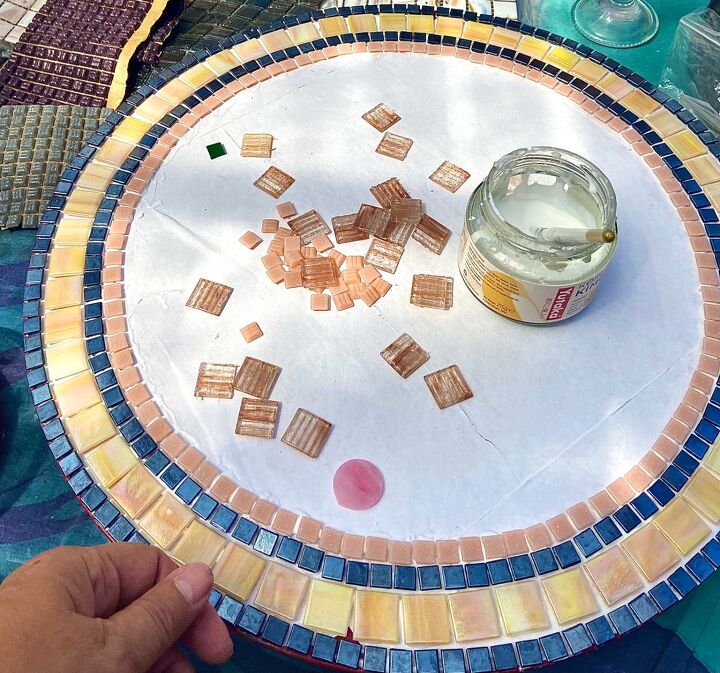 cmo transformar una vieja mesa lisa con azulejos de mosaico, Alicatado