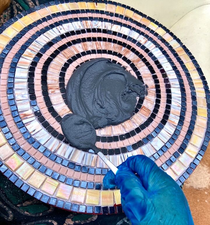 cmo transformar una vieja mesa lisa con azulejos de mosaico, Rejuntado