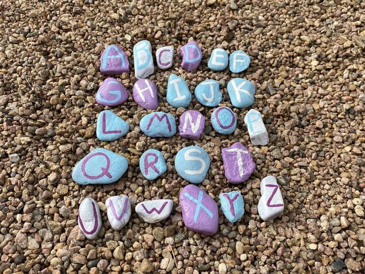 rochas pintadas com o alfabeto
