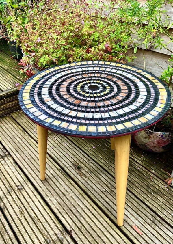 cmo transformar una vieja mesa lisa con azulejos de mosaico, Mesa de mosaico reciclado