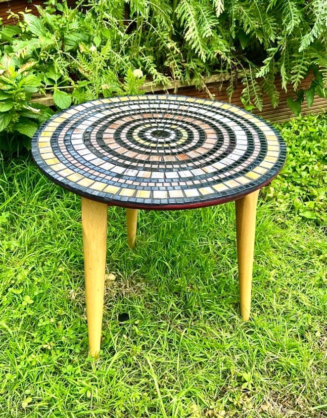 cmo transformar una vieja mesa lisa con azulejos de mosaico, Mesa de mosaico reciclado