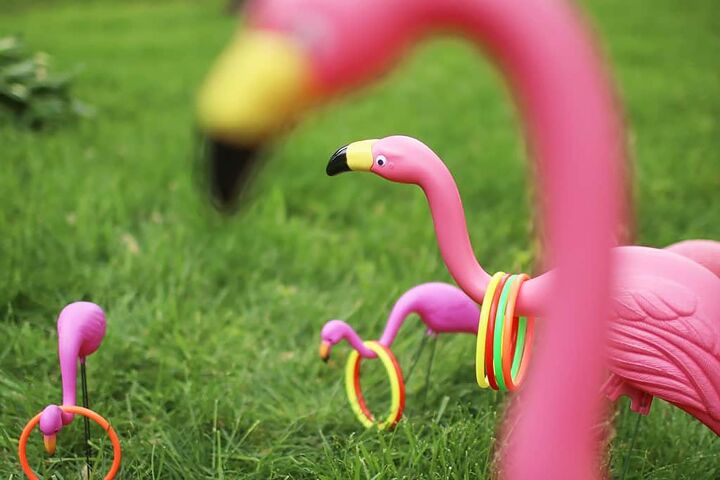 25 ideias de jardim que faro seus filhos passarem o vero, Como fazer um jogo de jarda DIY Flamingo Ring Toss