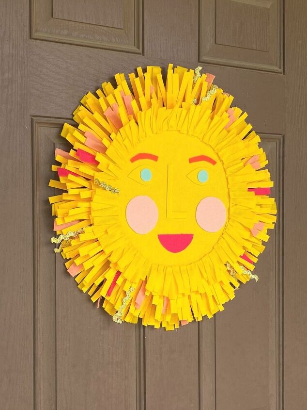 s 17 seriously cute summer wreaths we re excited to try, Her bright sunny decoration