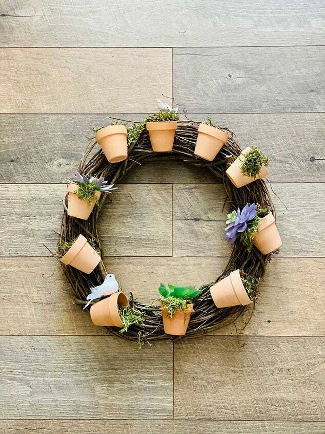 s 17 seriously cute summer wreaths we re excited to try, Her cute woodsy flowerpot display