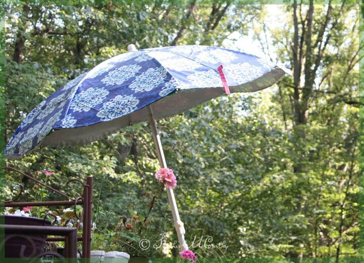 15 maneras de hacer que su patio sea ms cmodo para comer, Transformaci n de una sombrilla de patio a partir de un mantel