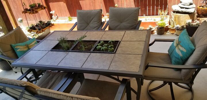 10 ideas que harn que quieras sentarte en tu fea mesa de exterior, Jard n de hierbas en la mesa del patio